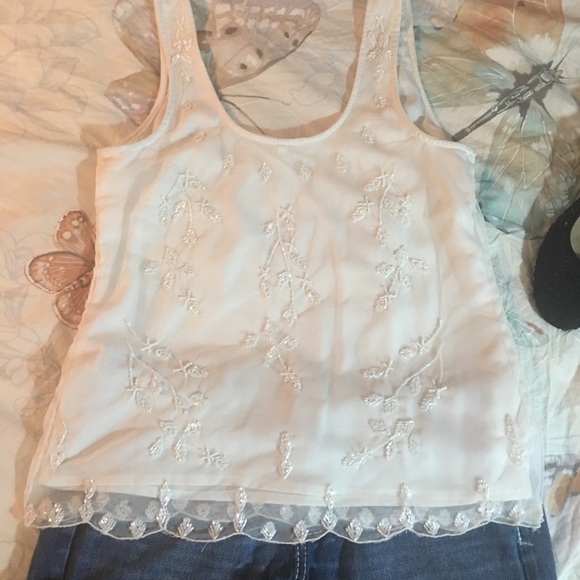 Beautiful and Feminine Dress Top - Picture 3 of 6